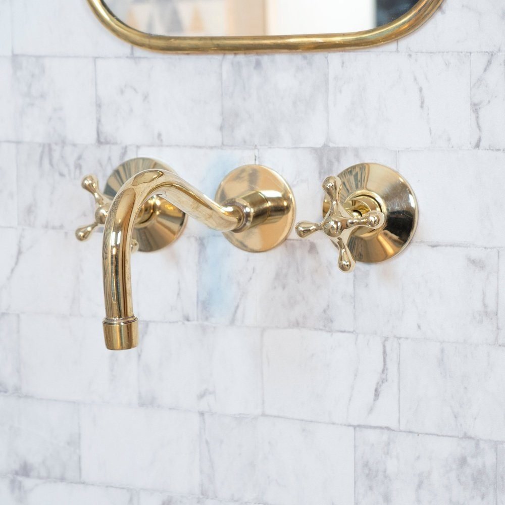 cobra-wall-mounted-brass-faucet-678037.jpg