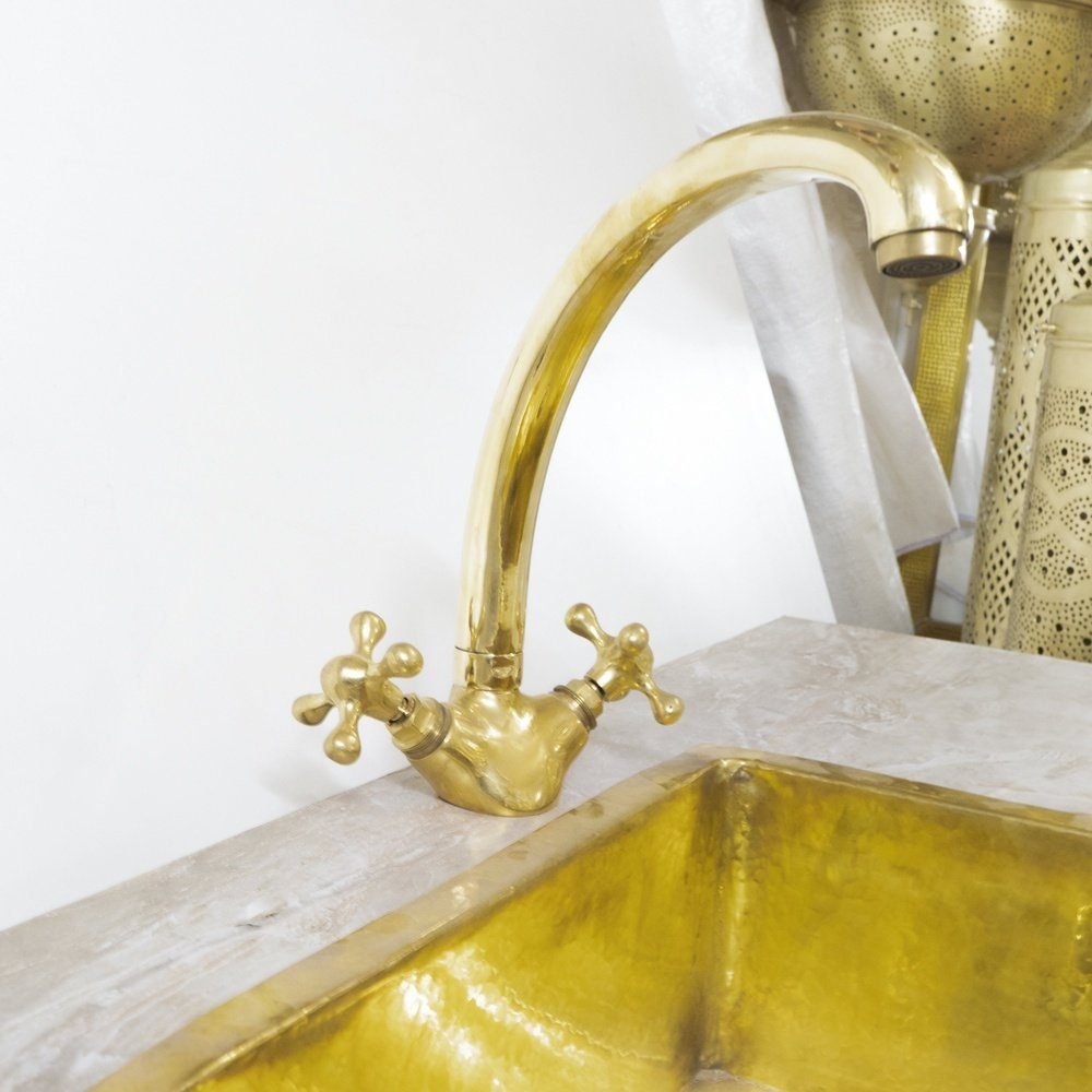 the-gooseneck-brass-faucet-883328.jpg