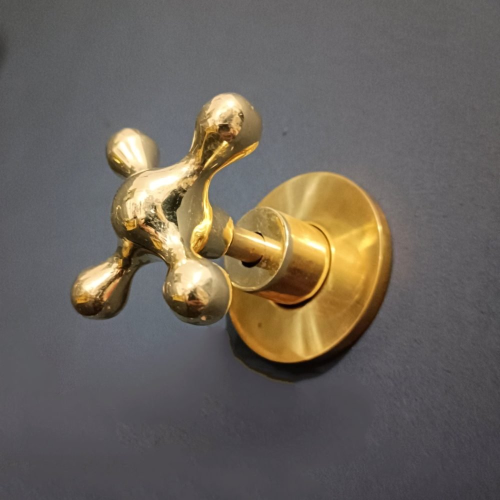 wall-mounted-shut-off-valve-with-cross-handle-737082.jpg